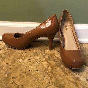 Tan patent snub nose pumps size 9